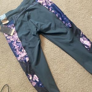 Calia by Carrie Underwood workout capris. Women’s size large. NEW WITH TAGS